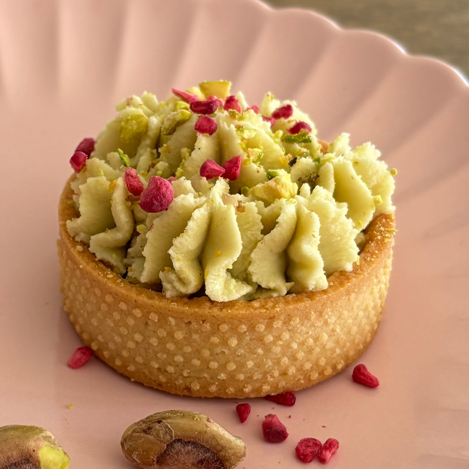 Pistacina mini tærter med pistacie og hindbær – håndlavet dessert fra ChocoLykke