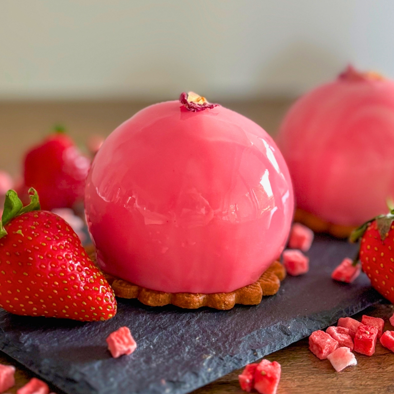 Rosenkyss portionskager med rose og jordbær – håndlavet dessert fra ChocoLykke