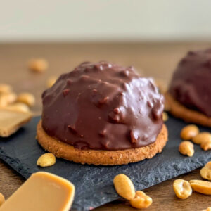 Sød Synd portionskager med karamel og mørk chokolade – håndlavet dessert fra ChocoLykke