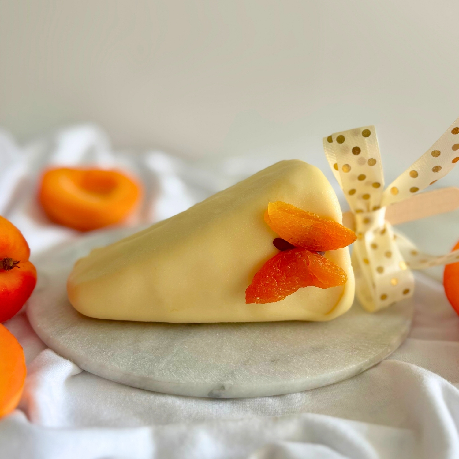 Sommerfugl – cheesecake med abrikos, citron og hvid chokolade fra ChocoLykke