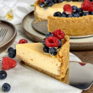 New York cheesecake med sprød bund og sæsonens frugter fra ChocoLykke