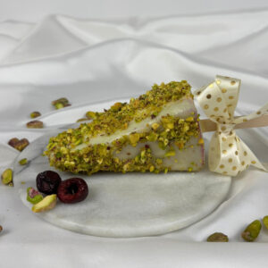 Første Kærlighed – cheesecake på pind med pistacie og kirsebær fra ChocoLykke