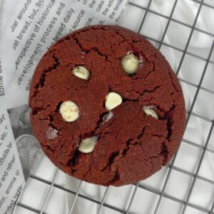 Crumble Cookie Red Velvet – håndlavet småkage med kakao, citron og hvid chokolade fra ChocoLykke
