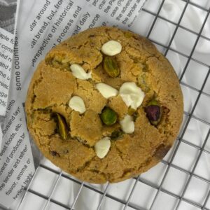 Crumble cookie med cremet pistaciespread, hvid chokolade og ristede pistacier.