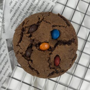 Crumble Cookie Mørk M&M chokolade cookie med M&M’s