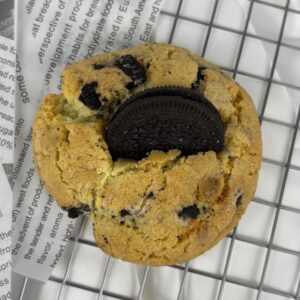 Crumble Cookie Oreo med knuste Oreo-kiks
