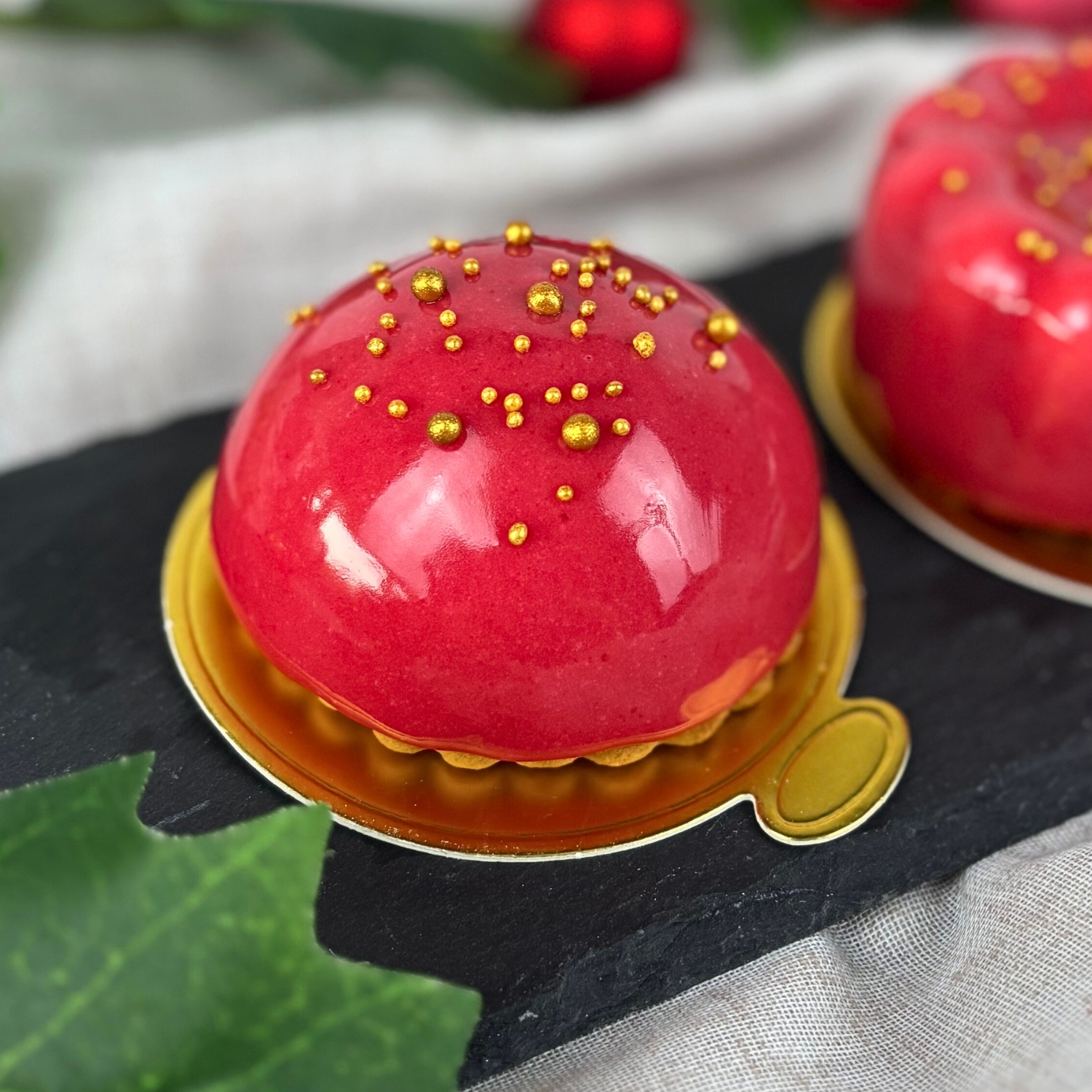 Vinterhjærte – halvkugleformet dessert med vaniljemousse og tranebærappelsin fra ChocoLykke