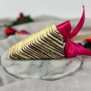 Julelykke cheesecake på pind med hvid chokolade og tranebær fra ChocoLykke