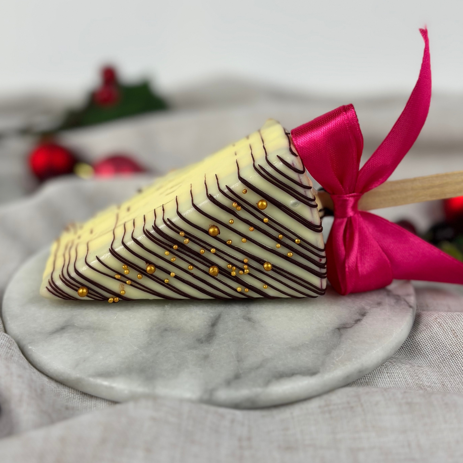 Julelykke cheesecake på pind med hvid chokolade og tranebær fra ChocoLykke